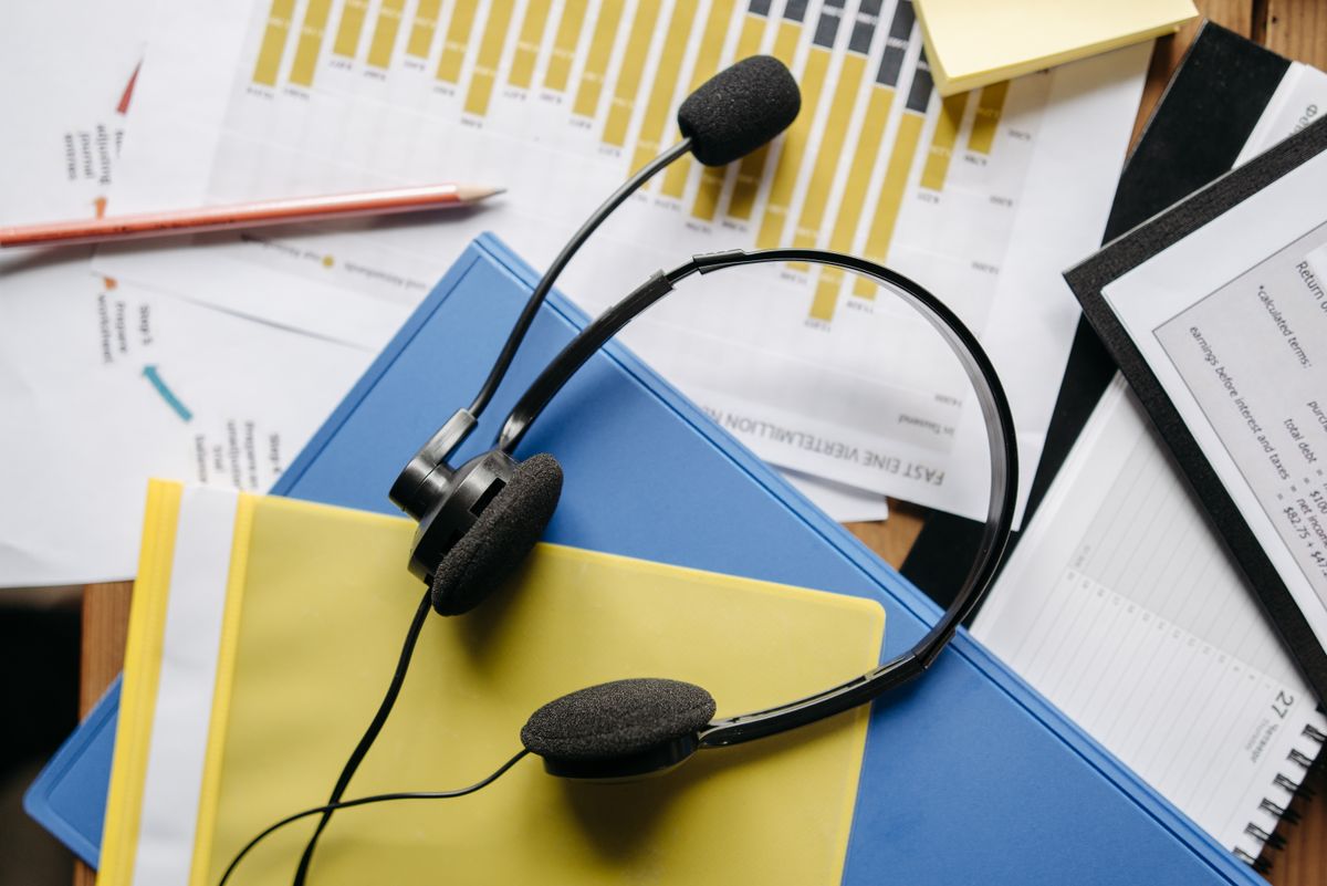 Casque téléphonique posé sur un bureau de travail